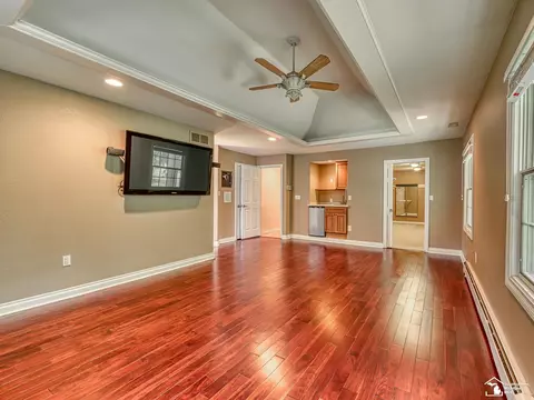 Living - 250 E Temperance, Temperance, MI 48182 photo 9 of 11