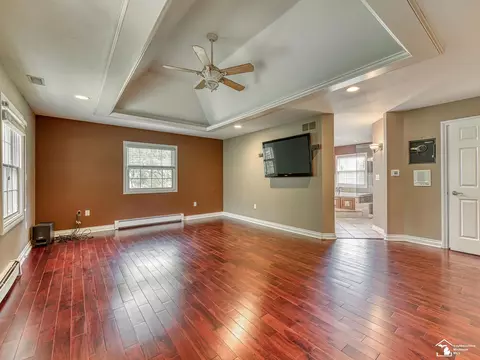 Living - 250 E Temperance, Temperance, MI 48182 photo 10 of 11