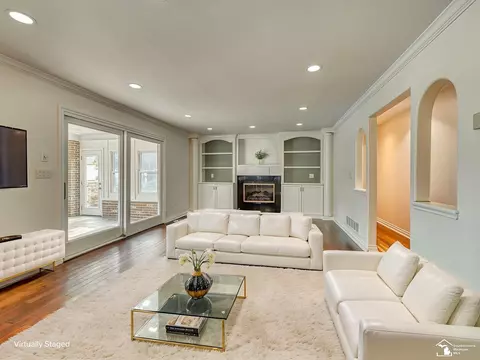 Living - 250 E Temperance, Temperance, MI 48182 photo 5 of 11