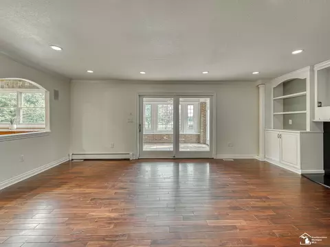 Living - 250 E Temperance, Temperance, MI 48182 photo 1 of 11