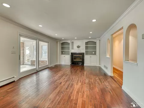 Living - 250 E Temperance, Temperance, MI 48182 photo 4 of 11