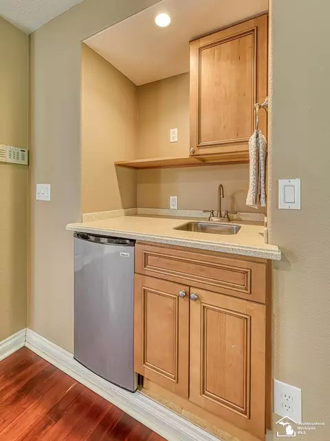 Kitchen - 250 E Temperance, Temperance, MI 48182 photo 6 of 8