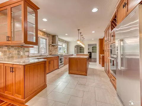 Kitchen - 250 E Temperance, Temperance, MI 48182 photo 5 of 8