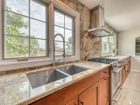 Kitchen - 250 E Temperance, Temperance, MI 48182 photo 4 of 8