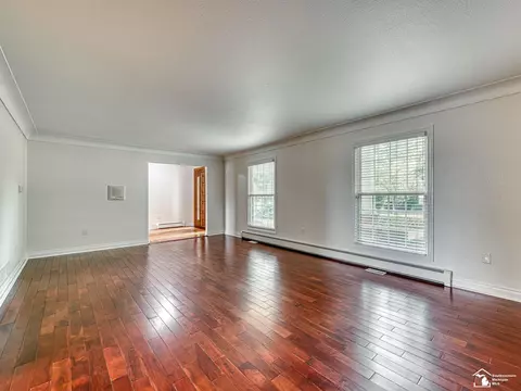Living - 250 E Temperance, Temperance, MI 48182 photo 6 of 11
