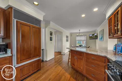 Kitchen - 90 Colonial, Grosse Pointe Shores, MI 48236 photo 3 of 3
