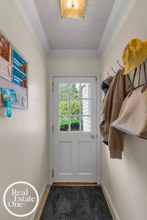 Entry Way - 90 Colonial, Grosse Pointe Shores, MI 48236 photo 2 of 5