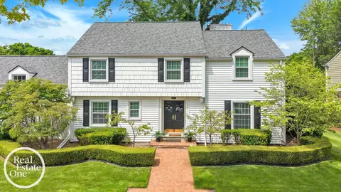 Exterior - 90 Colonial, Grosse Pointe Shores, MI 48236 photo 2 of 3