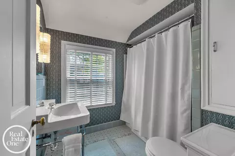 Bath - 90 Colonial, Grosse Pointe Shores, MI 48236 photo 2 of 3