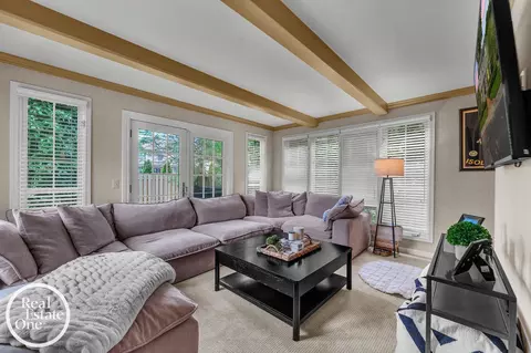 Living - 90 Colonial, Grosse Pointe Shores, MI 48236 photo 4 of 5