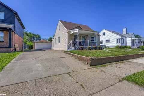 22012 Grand Lk, Saint Clair Shores, MI 48080
