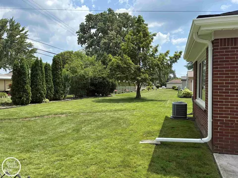 1072 S Brys, Grosse Pointe Woods, MI 48236 photo 28