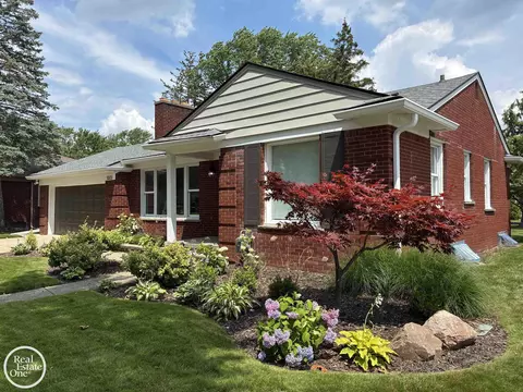 1072 S Brys, Grosse Pointe Woods, MI 48236 photo 2