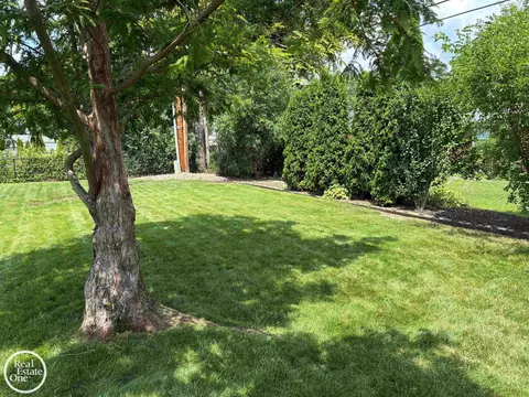 1072 S Brys, Grosse Pointe Woods, MI 48236 photo 29