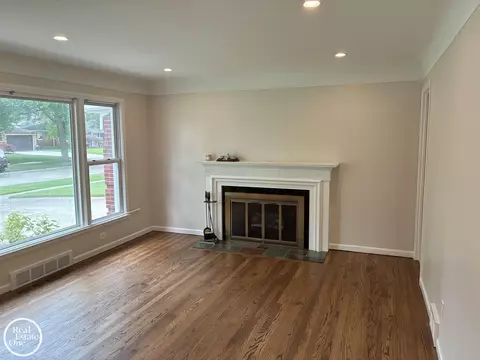 1072 S Brys, Grosse Pointe Woods, MI 48236 photo 4