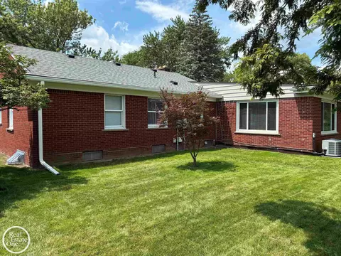 1072 S Brys, Grosse Pointe Woods, MI 48236 photo 27