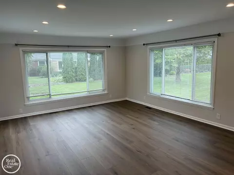 1072 S Brys, Grosse Pointe Woods, MI 48236 photo 7