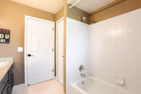 Bath - 48535 Fairmont, Macomb, MI 48044 photo 5 of 6