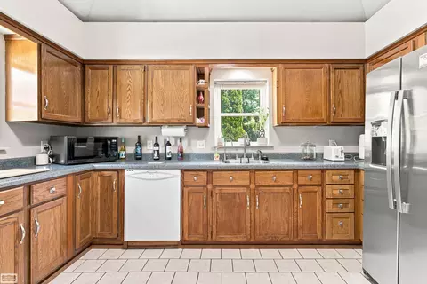 Kitchen - 105 3rd, Yale, MI 48097 photo 2 of 4