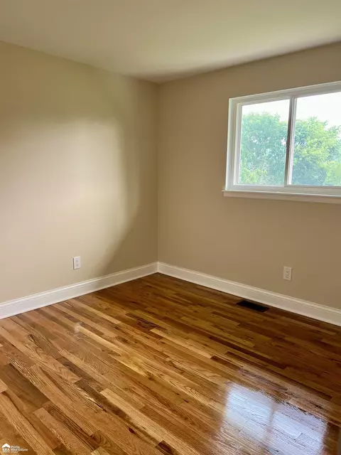 Bedroom - 1173 Highgate, Flint, MI 48507 photo 7 of 8