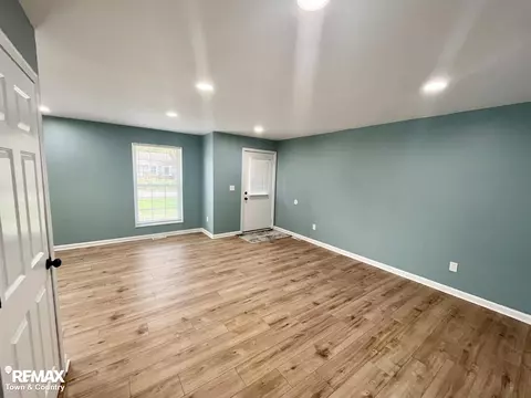 Living - 3130 Pinegate, Flushing, MI 48433 photo 4 of 5