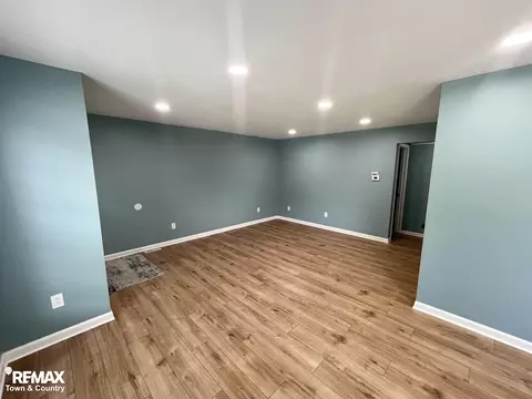 Living - 3130 Pinegate, Flushing, MI 48433 photo 3 of 5