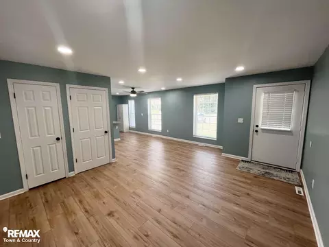 Living - 3130 Pinegate, Flushing, MI 48433 photo 2 of 5