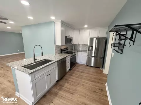 Kitchen - 3130 Pinegate, Flushing, MI 48433 photo 4 of 5
