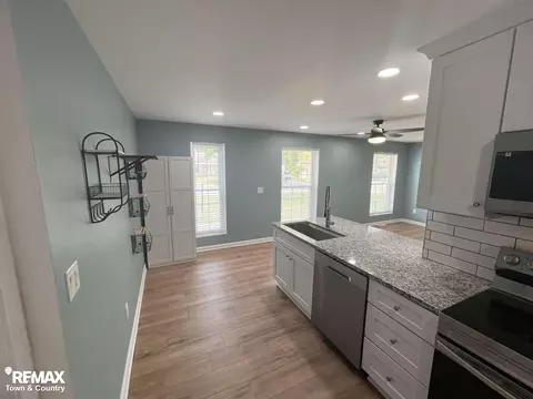 Kitchen - 3130 Pinegate, Flushing, MI 48433 photo 3 of 5