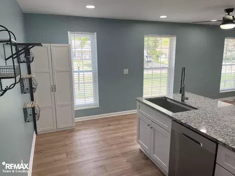 Kitchen - 3130 Pinegate, Flushing, MI 48433 photo 2 of 5