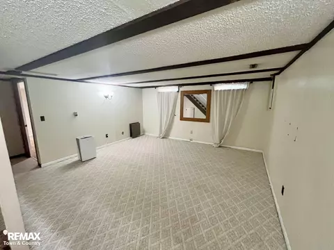 Living - 3130 Pinegate, Flushing, MI 48433 photo 5 of 5