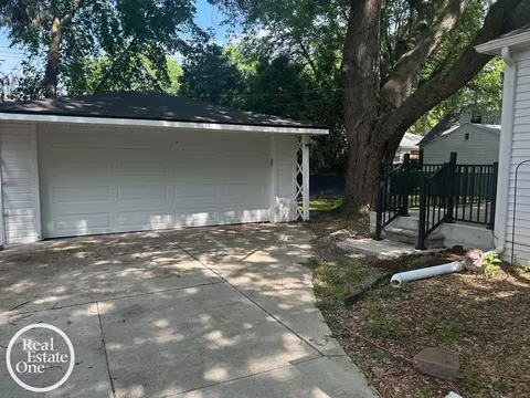 Exterior - 463 Bournemouth, Grosse Pointe Farms, MI 48236 photo 6 of 9