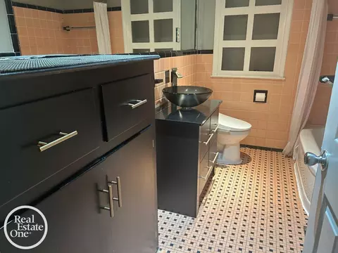 Bath - 463 Bournemouth, Grosse Pointe Farms, MI 48236 photo 2 of 3