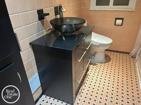 Bath - 463 Bournemouth, Grosse Pointe Farms, MI 48236 photo 1 of 3
