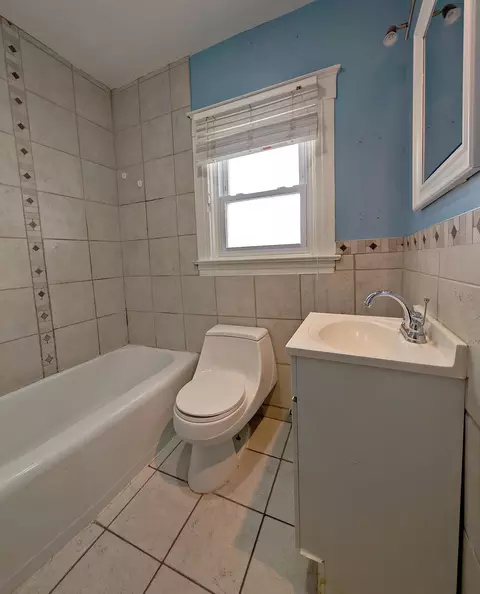 Bath - 822 E 8th, Flint, MI 48503 photo 1 of 2