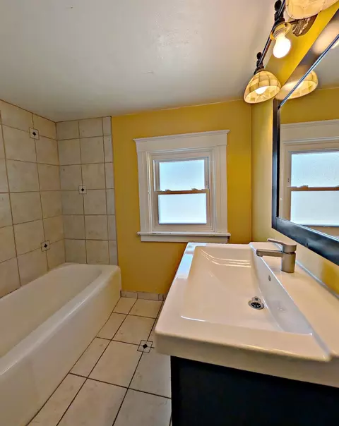 Bath - 822 E 8th, Flint, MI 48503 photo 2 of 2
