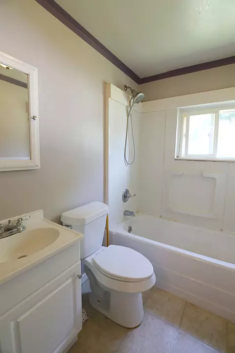 Bath - 825 E Riv, Flushing, MI 48433 photo 1 of 1
