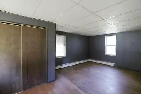 Bedroom - 825 E Riv, Flushing, MI 48433 photo 2 of 4