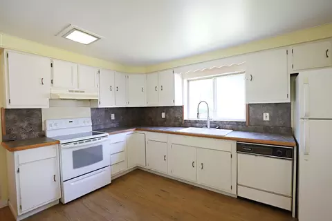 Kitchen - 825 E Riv, Flushing, MI 48433 photo 4 of 5