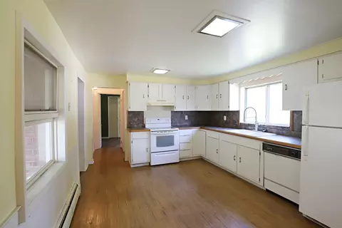 Kitchen - 825 E Riv, Flushing, MI 48433 photo 3 of 5