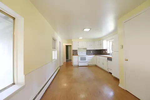 Kitchen - 825 E Riv, Flushing, MI 48433 photo 2 of 5