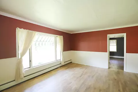 Living - 825 E Riv, Flushing, MI 48433 photo 2 of 4