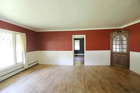 Living - 825 E Riv, Flushing, MI 48433 photo 3 of 4