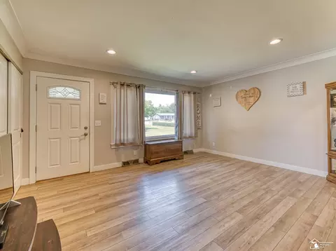 Living - 1021 Hackman, Temperance, MI 48182 photo 2 of 6