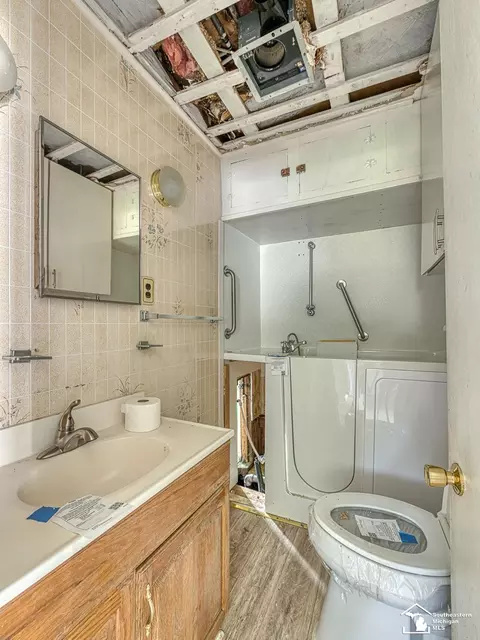 Bath - 3278 Maplewood, Monroe, MI 48162 photo 1 of 2