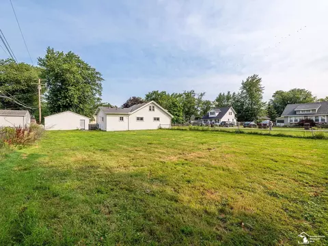 Exterior - 3278 Maplewood, Monroe, MI 48162 photo 4 of 9