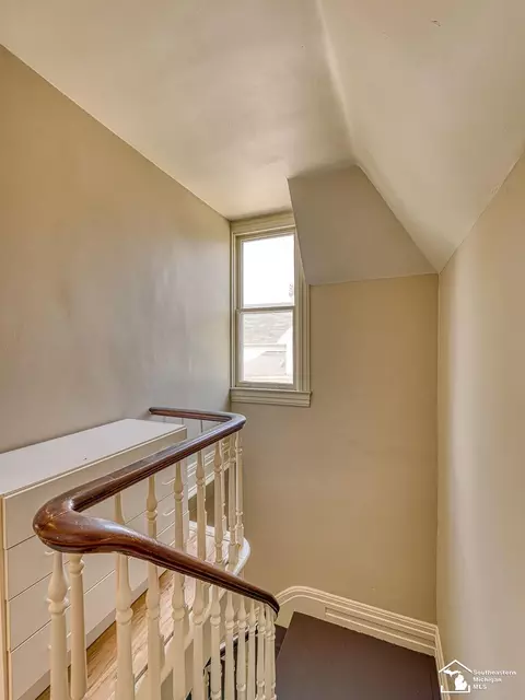 Entry Way - 18 W Noble, Monroe, MI 48162 photo 3 of 8