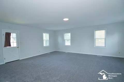 Living - 201 N Dettman, Jackson, MI 49202 photo 3 of 4