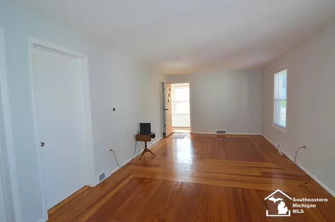 Living - 201 N Dettman, Jackson, MI 49202 photo 2 of 4