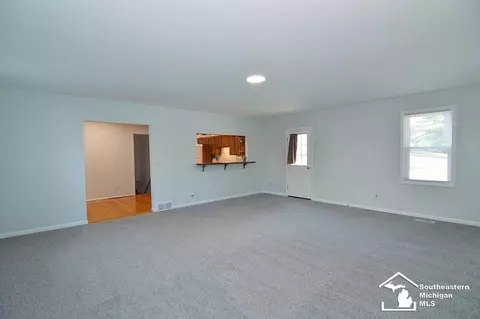 Living - 201 N Dettman, Jackson, MI 49202 photo 4 of 4
